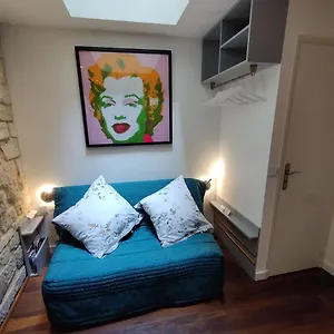 Lovers' Tiny House Inside Montmartre Parigi